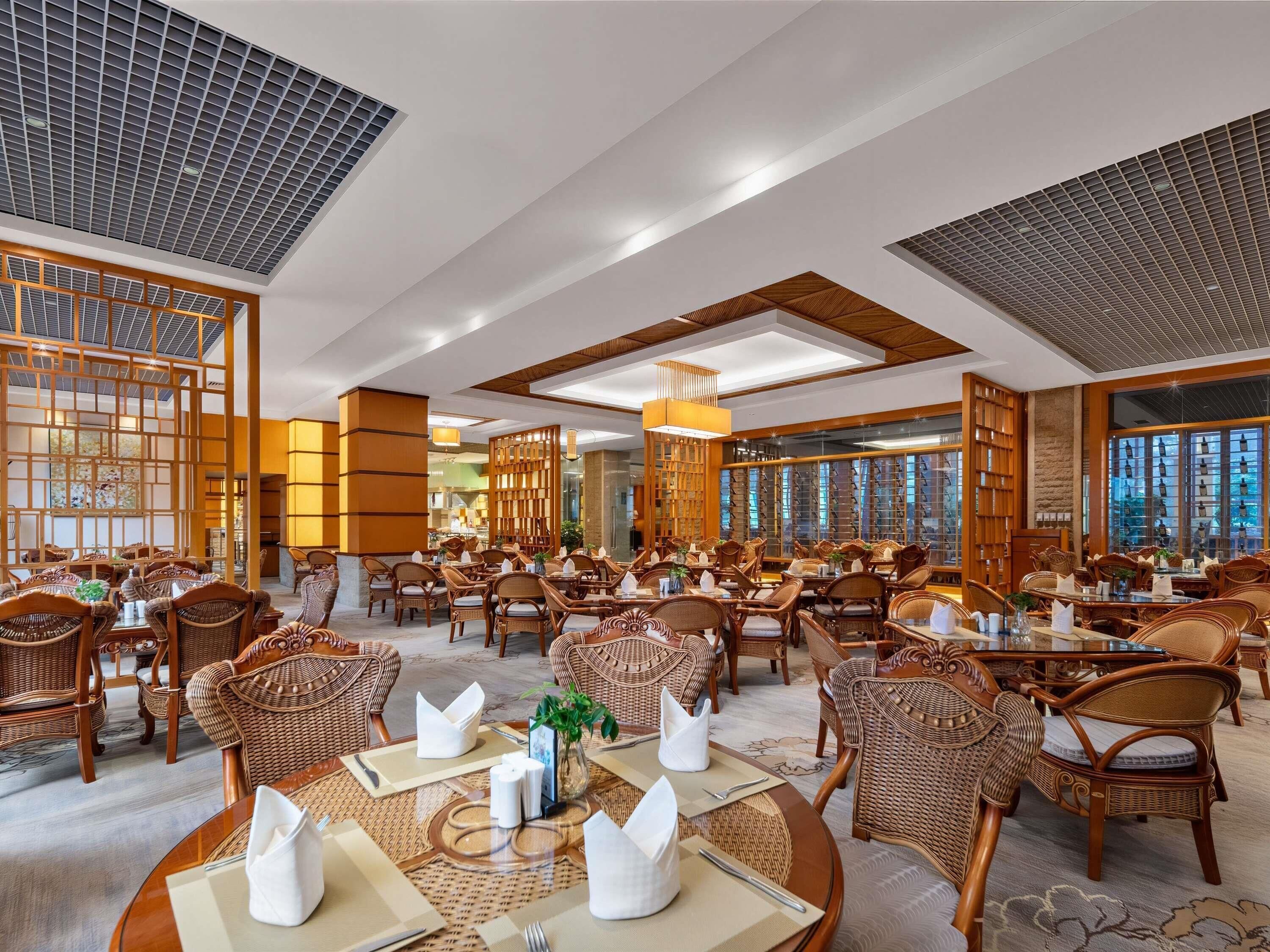 3 restaurants; breakfast, lunch and dinner served 