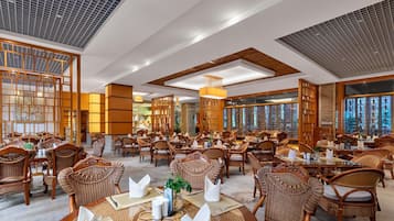 3 restaurants; breakfast, lunch and dinner served