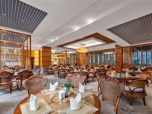 3 restaurantes; se sirven desayunos, almuerzos y cenas