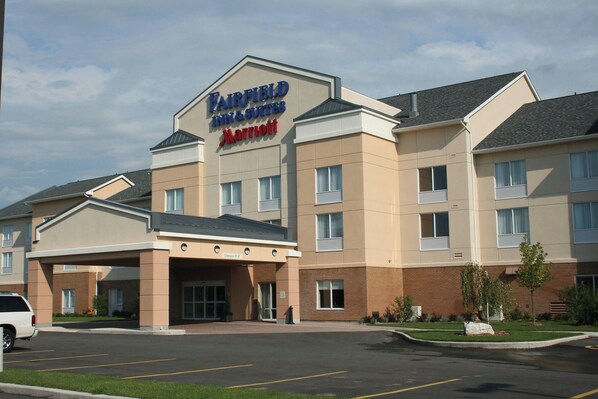 A Fairfield Inn & Suites by Marriott hotel with a covered entrance and a parking lot. - Fairfield Inn & Suites by Marriott Sault Ste. Marie (Sault Ste. Marie)