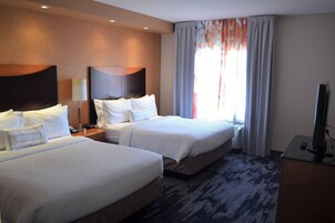 Ropa de cama de alta calidad, colchones con pillow-top y escritorio 