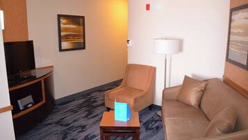 Estudio, 1 cama King size y sofá cama | Área de sala de estar | Televisión de pantalla plana de 35 pulgadas con canales por cable