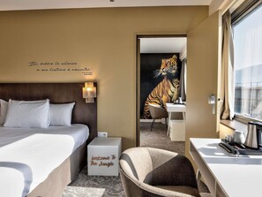 Phòng Suite Tiêu chuẩn, 2 giường đôi, phòng thông nhau | Bàn, phòng cách âm, bàn ủi/dụng cụ ủi quần áo 