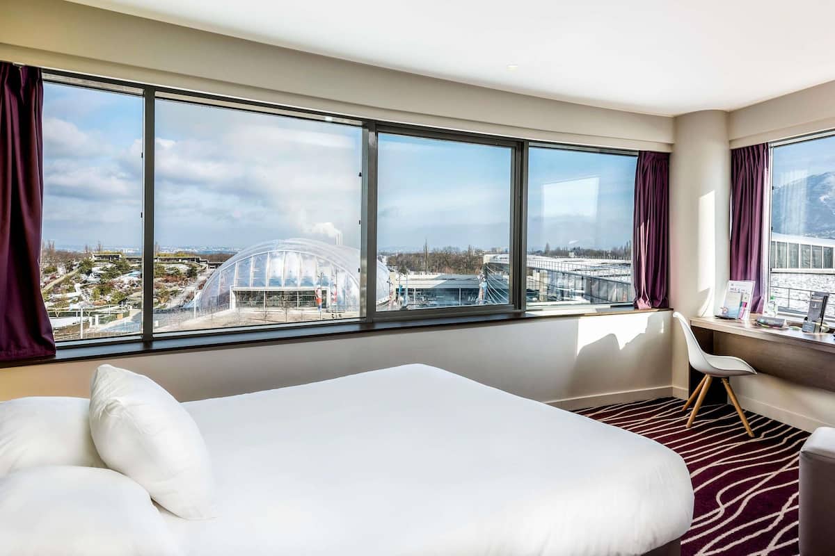 Desk, soundproofing, iron/ironing board, free cots/infant beds