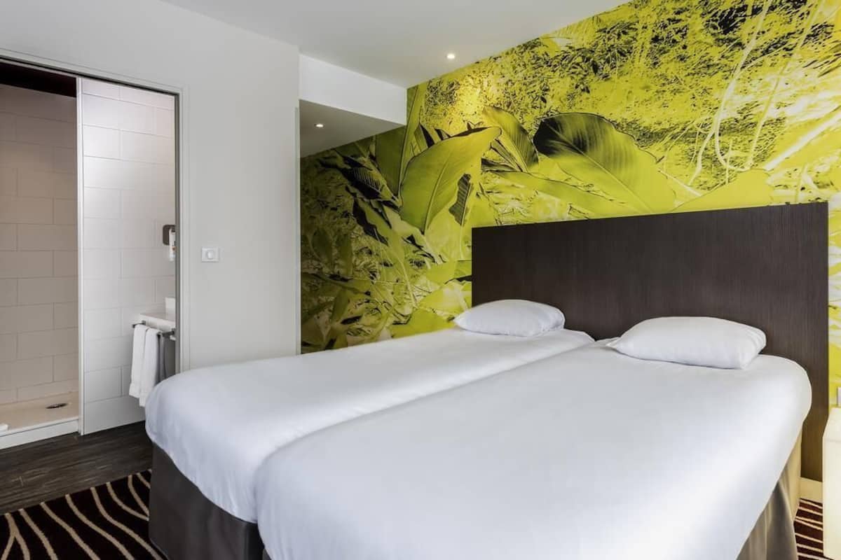 Chambre avec lits jumeaux, 2 lits une place | Bureau, chambres insonorisées, fer et planche à repasser