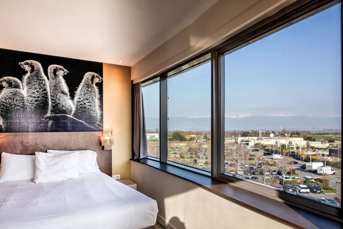 Bureau, chambres insonorisées, fer et planche à repasser