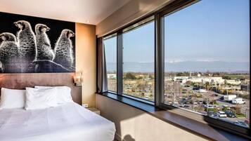 Bureau, chambres insonorisées, fer et planche à repasser