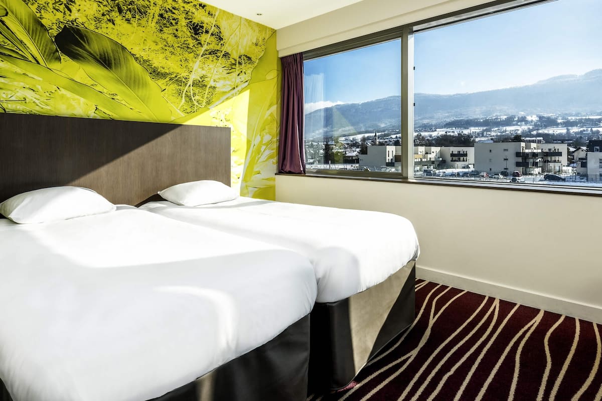 Twin Room, 2 Twin Beds | Desk, soundproofing, iron/ironing board, free cribs/infant beds