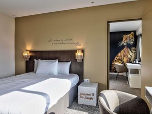 Standard-Suite, 2 Doppelbetten, Verbindungszimmer | Schreibtisch, schallisolierte Zimmer, Bügeleisen/Bügelbrett