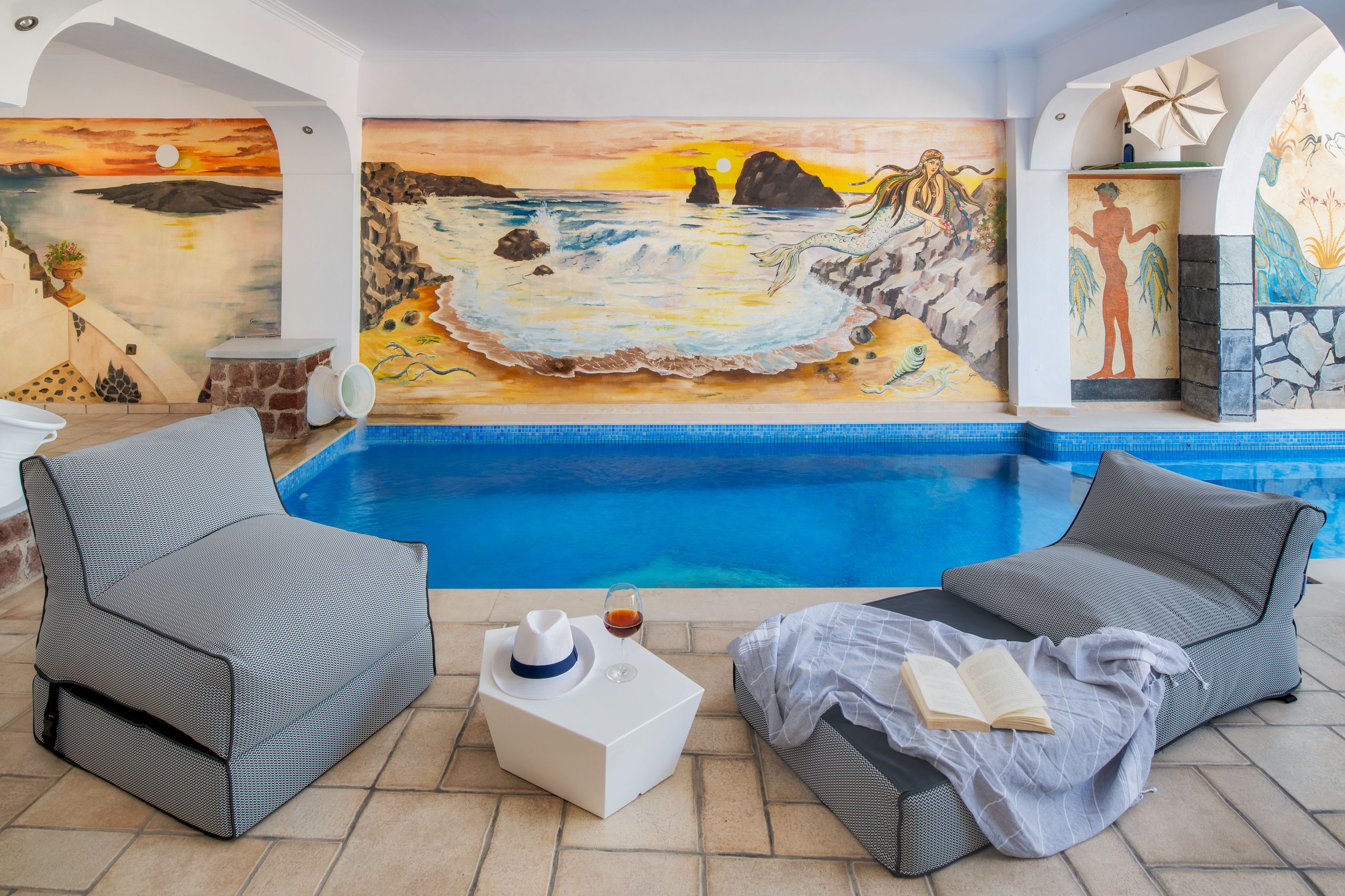 seasonal outdoor pool, pool loungers