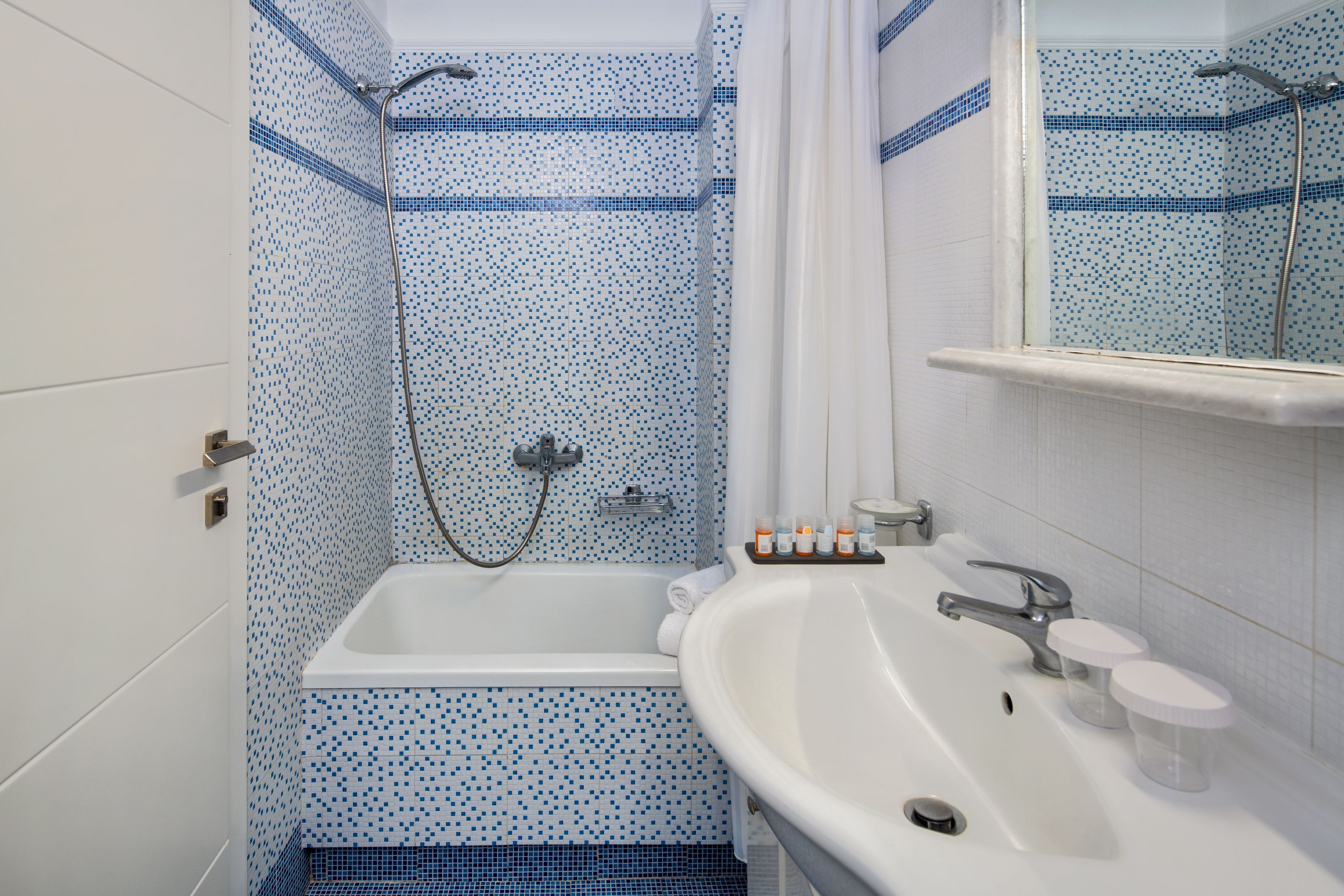 apartment for 4 people | bathroom | free toiletries, hair dryer, towels, soap