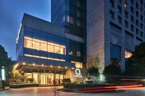 Bagian depan properti - sore/malam