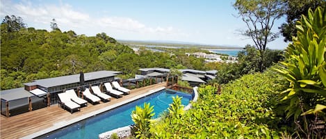 2 albercas al aire libre y camastros