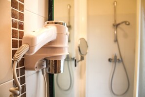 Habitación Confort, en la zona del jardín | Ducha del cuarto de baño