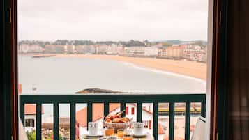 Panoramic Room, Balcony, Sea View | In-room dining