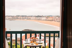 Panoramic Room, Balcony, Sea View | In-room dining