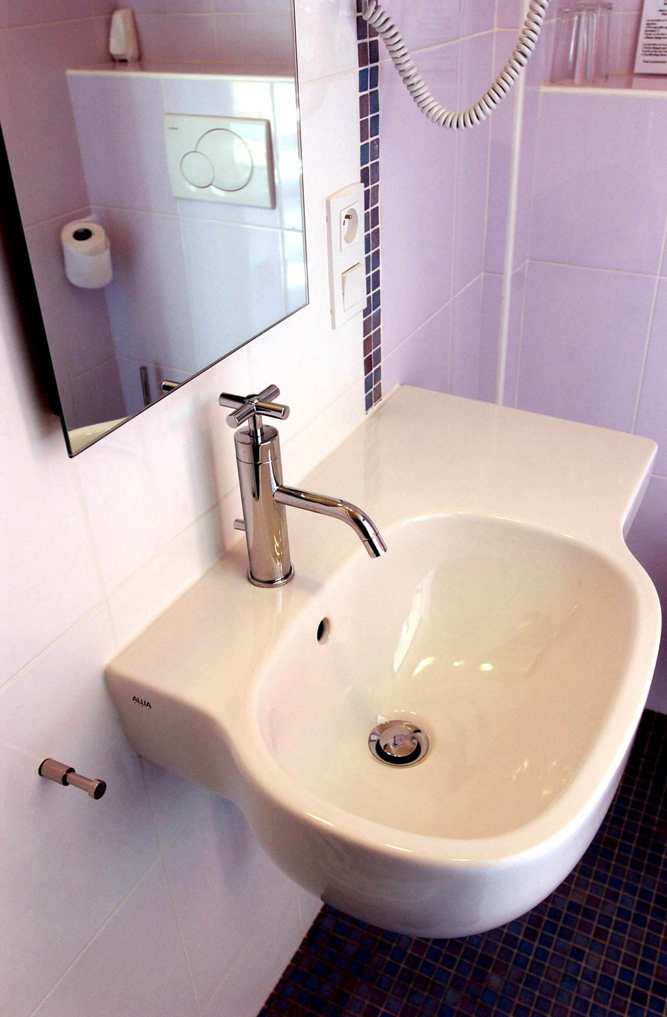 comfort room, harbour view | bathroom | free toiletries, hair dryer, towels