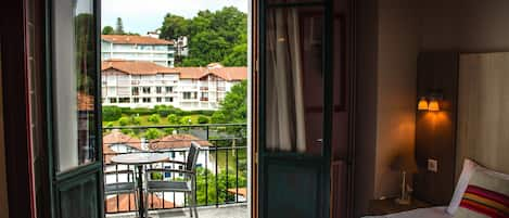 Camera panoramica, balcone, vista porto | Con stile personalizzato, una scrivania, insonorizzazione