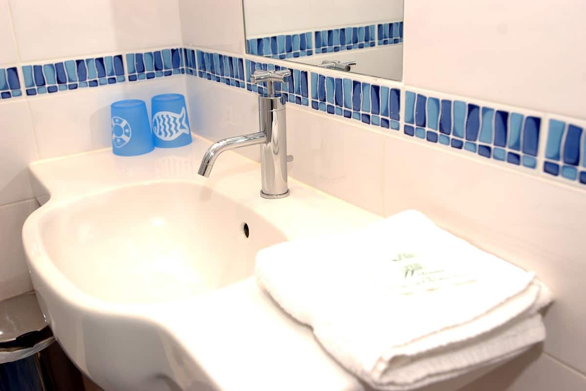 panoramic room, balcony, sea view | bathroom shower