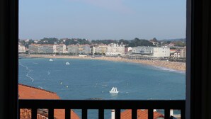 Un paysage urbain côtier avec des bâtiments le long de la plage et une vue sur la mer.