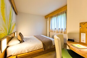 Premium bedding, desk, soundproofing, cots/infant beds