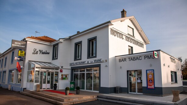 A hotel with a restaurant and a bar. - Hotel La Vraine (Gironcourt-sur-Vraine)
