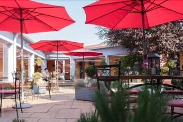 Terrace/patio - Logis Hôtel Atrium (Golbey)