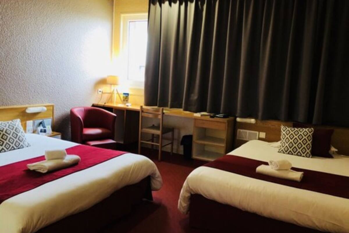 quadruple room | desk, soundproofing, iron/ironing board, free cots/infant beds