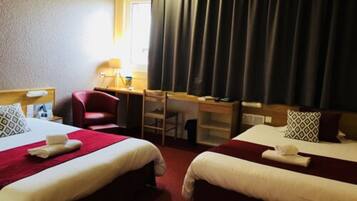 Vierpersoonskamer | Een bureau, geluiddichte muren, een strijkplank/strijkijzer