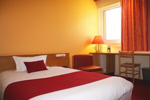 Desk, soundproofing, iron/ironing board, free cribs/infant beds - Logis Hôtel Atrium (Golbey)