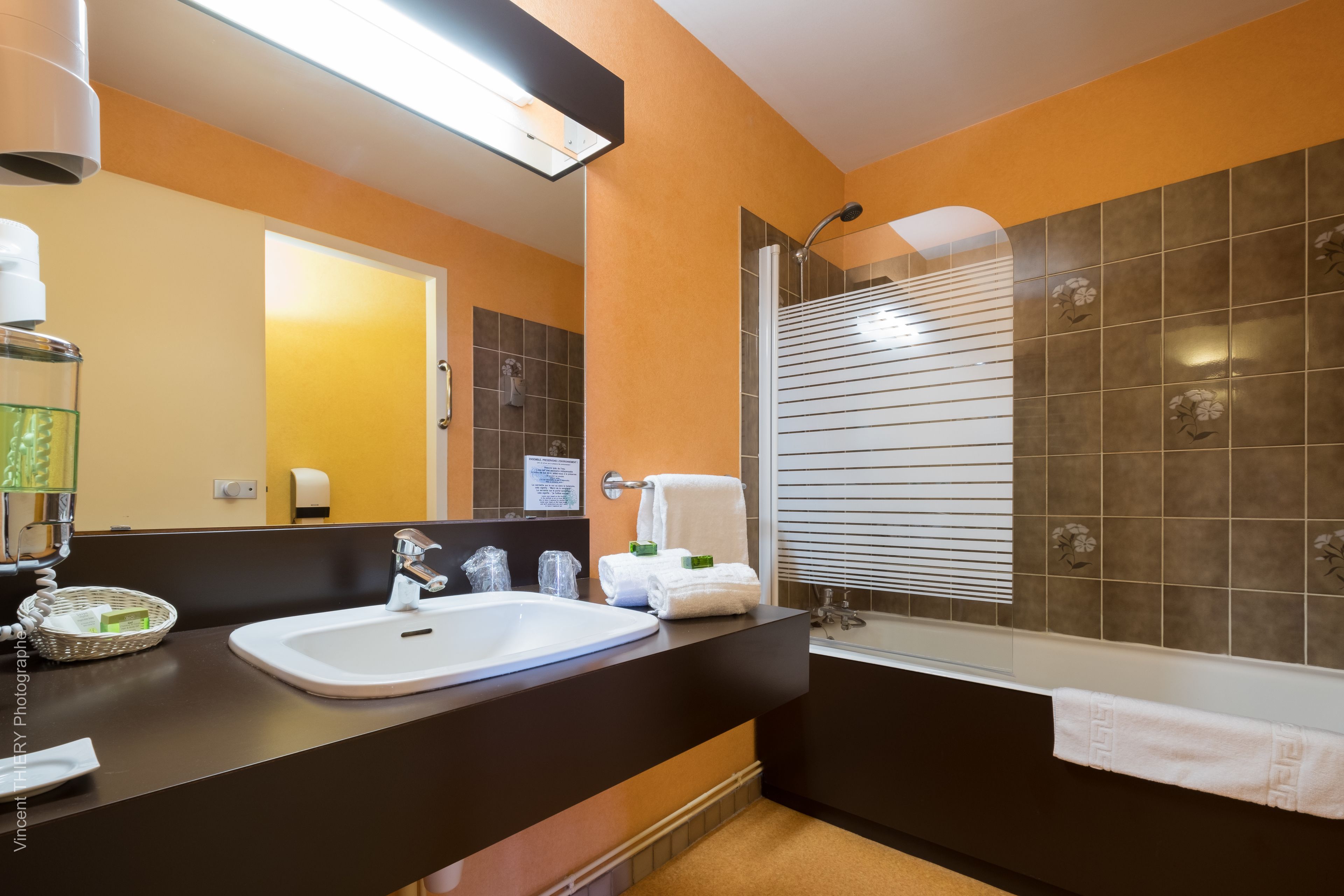 quadruple room | bathroom | combined shower/bathtub, free toiletries, hair dryer, towels