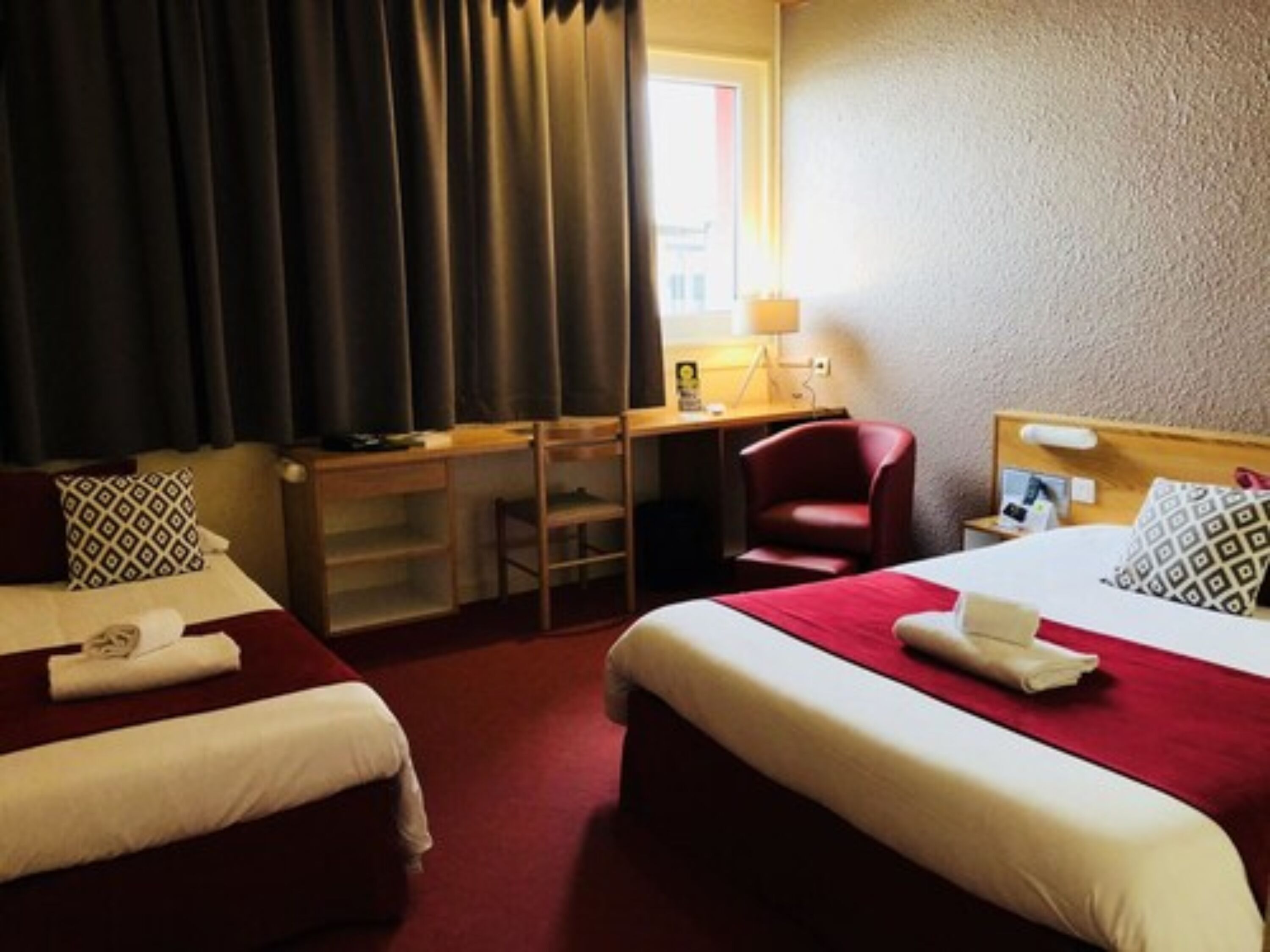 triple room | desk, soundproofing, iron/ironing board, free cots/infant beds