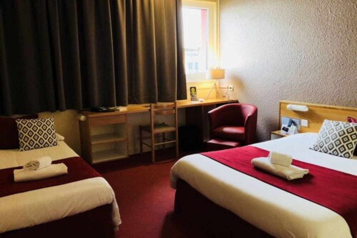 triple room | desk, soundproofing, iron/ironing board, free cots/infant beds