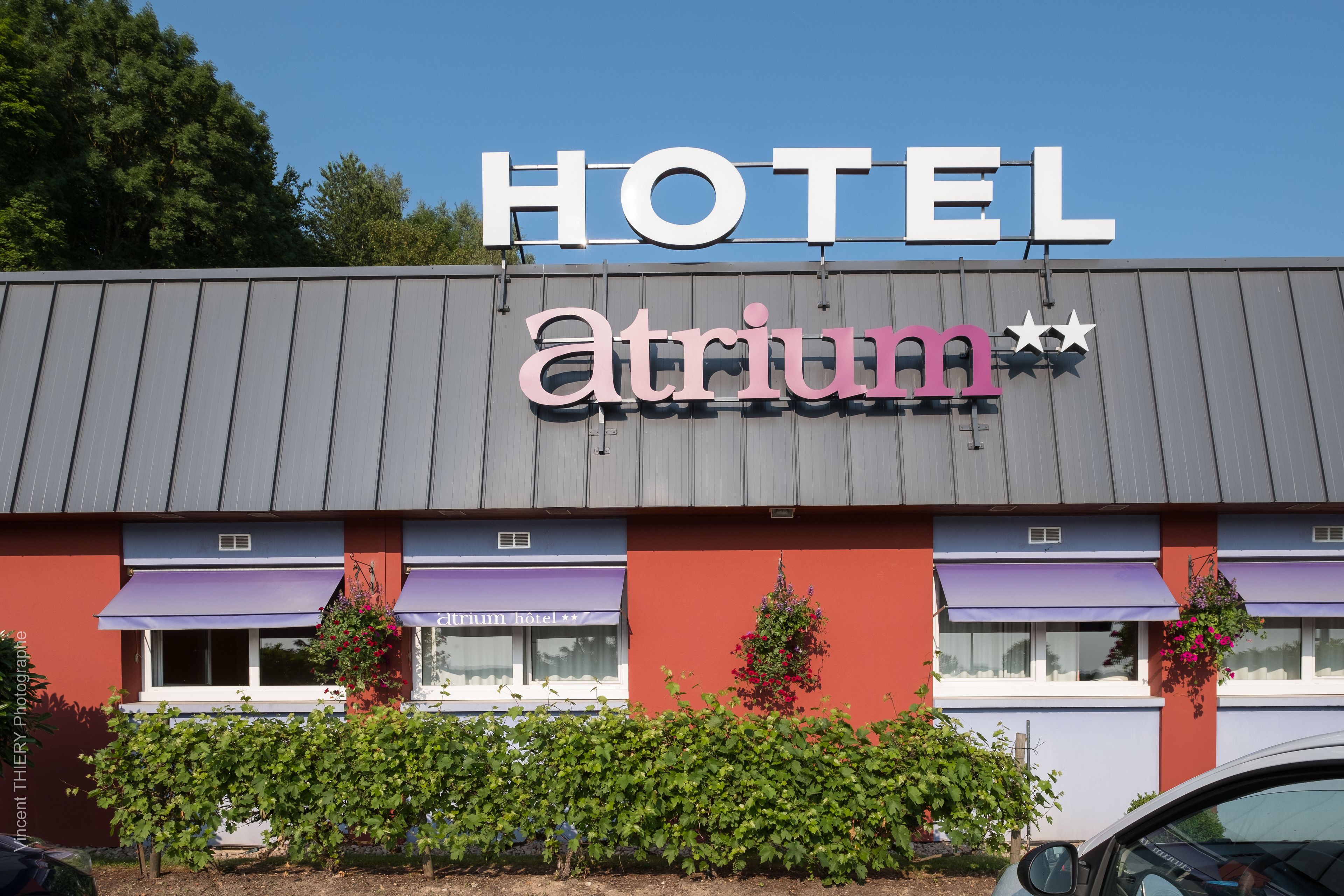 Un hotel chiamato Atrium, con un cartello sopra l'ingresso.