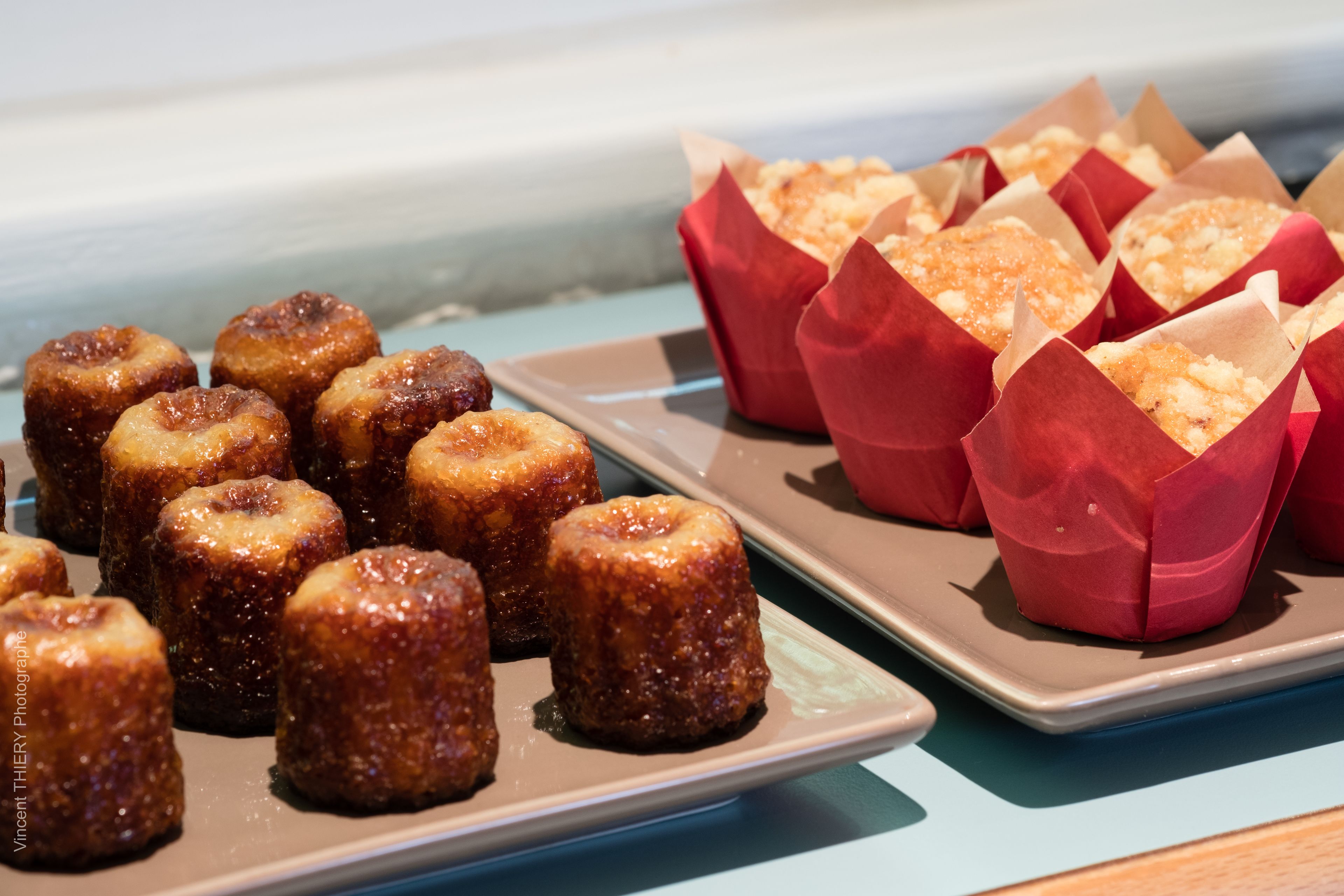 Un plateau de pâtisseries sur une table.