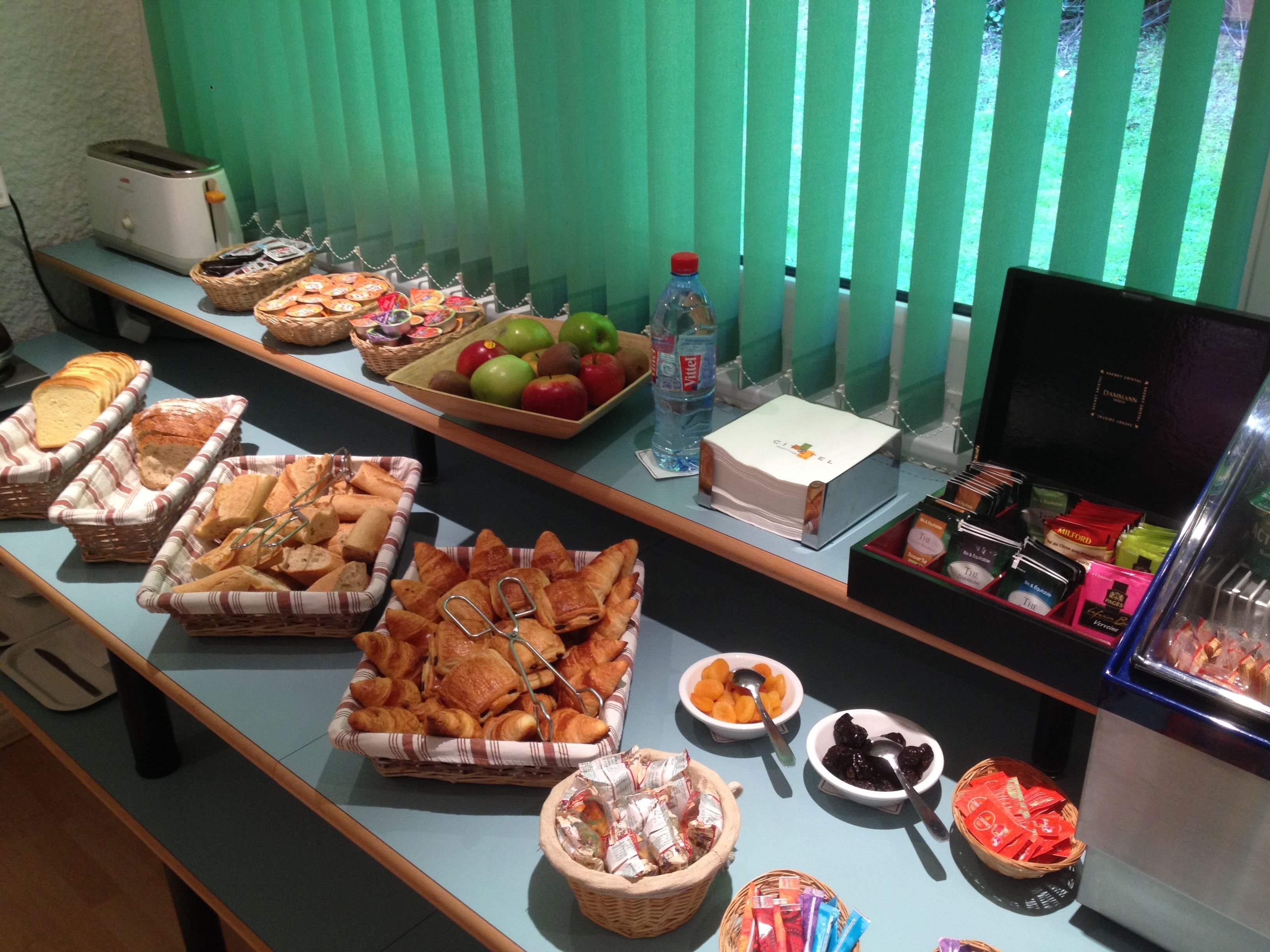 Taula de buffet amb diferents aliments i begudes.
