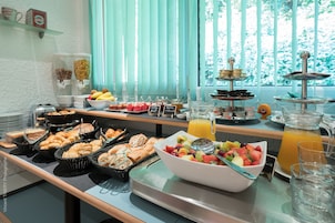 Tägliches Frühstücksbuffet (12 EUR pro Person)