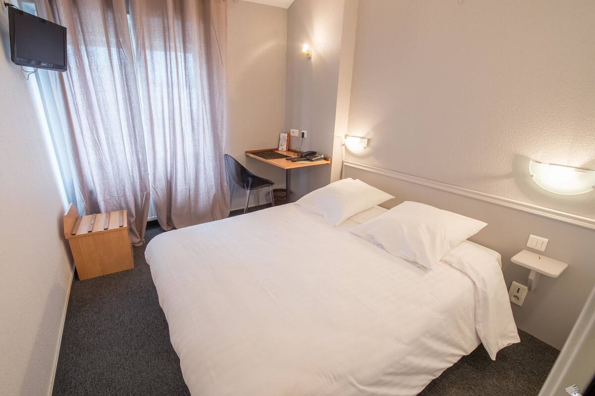 basic double room, 1 double bed, non smoking | premium bedding, free cots/infant beds, free wifi, bed sheets