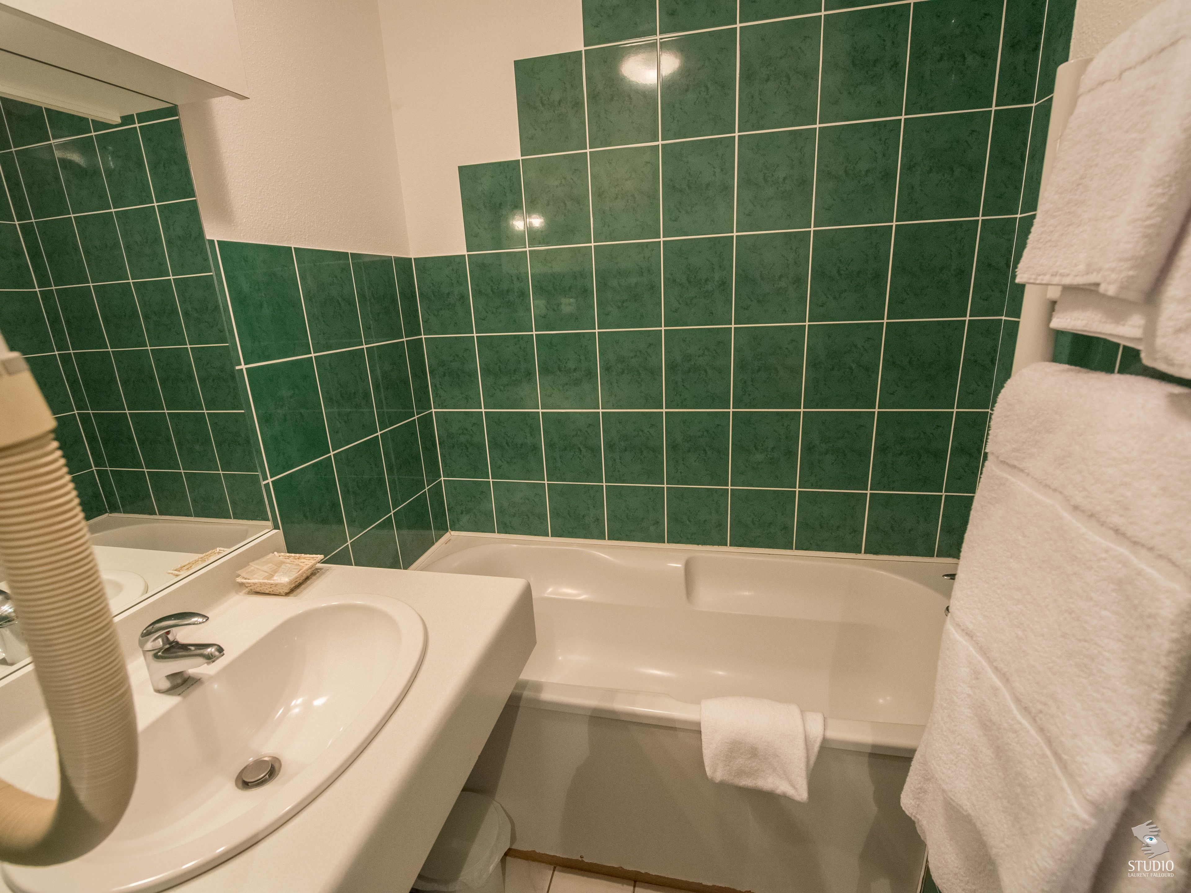 basic double room, 1 double bed, non smoking | bathroom | shower, rainfall showerhead, hair dryer, towels