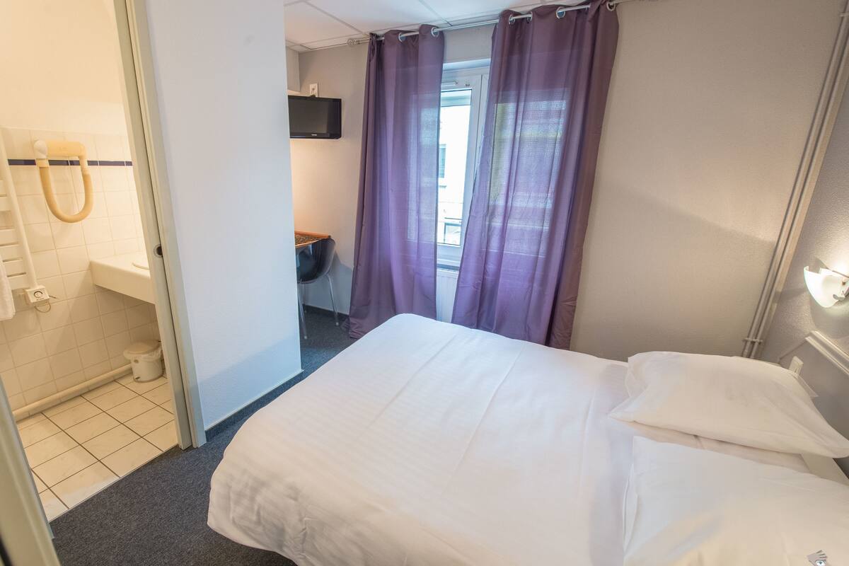 basic double room, 1 double bed, non smoking | premium bedding, free cots/infant beds, free wifi, bed sheets