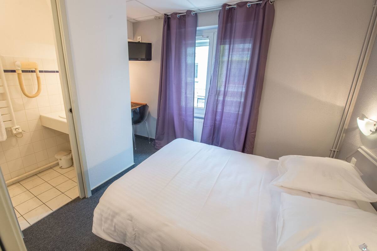 Premium bedding, free cots/infant beds, free WiFi, bed sheets