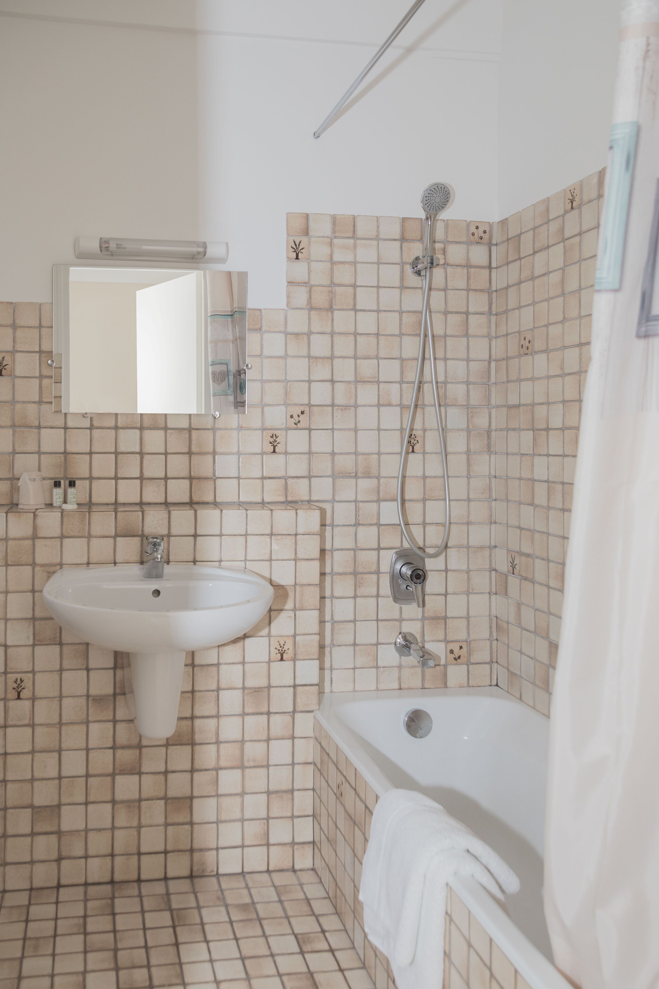 towels, soap, shampoo, toilet paper