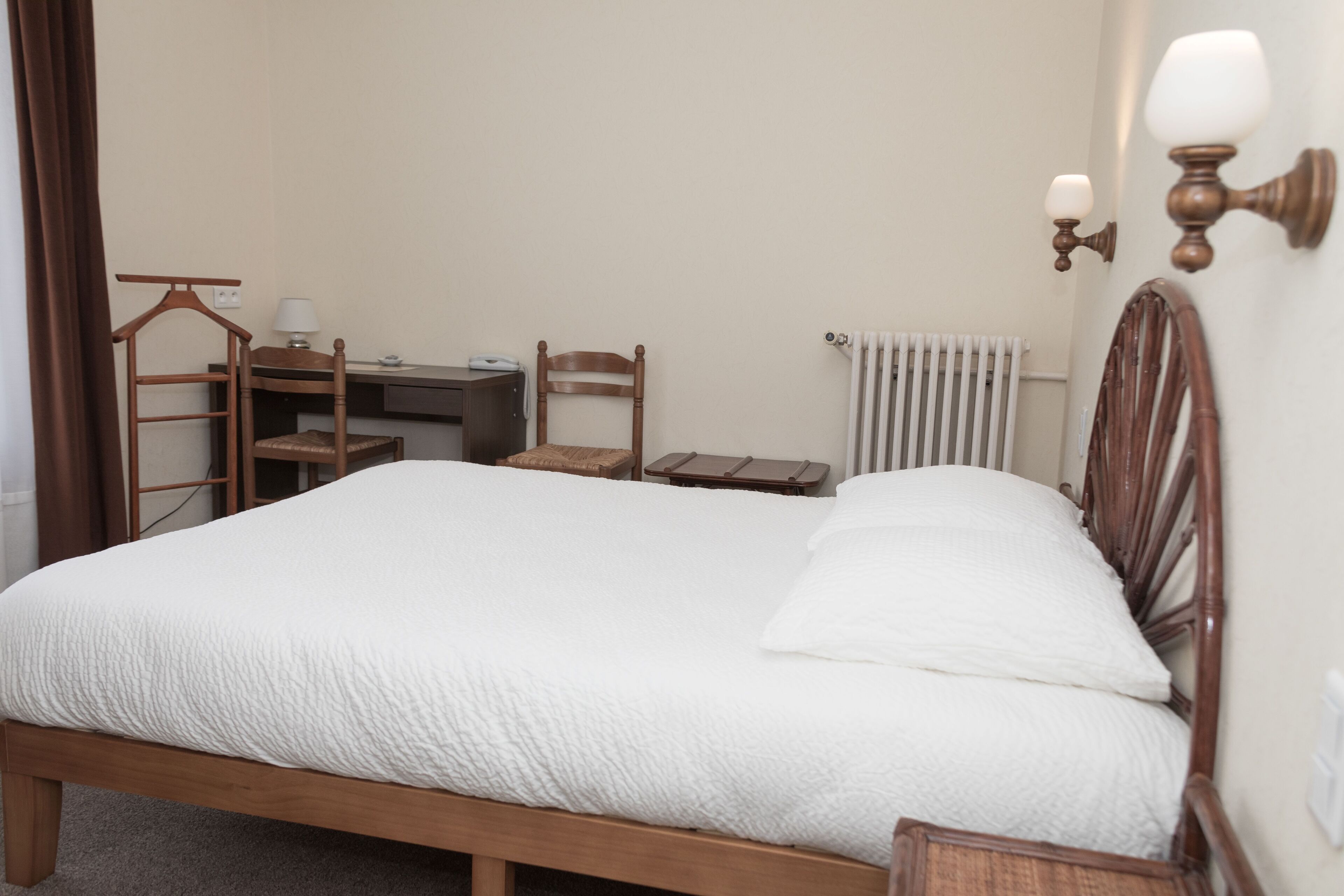 standard double room | 1 bedroom, minibar, desk, iron/ironing board