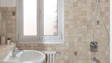 Serviettes fournies, savon, shampoing, papier toilette