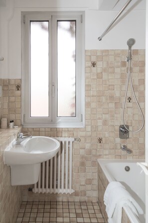 Towels, soap, shampoo, toilet paper - Citotel Aero Hotel (Le Blanc-Mesnil)
