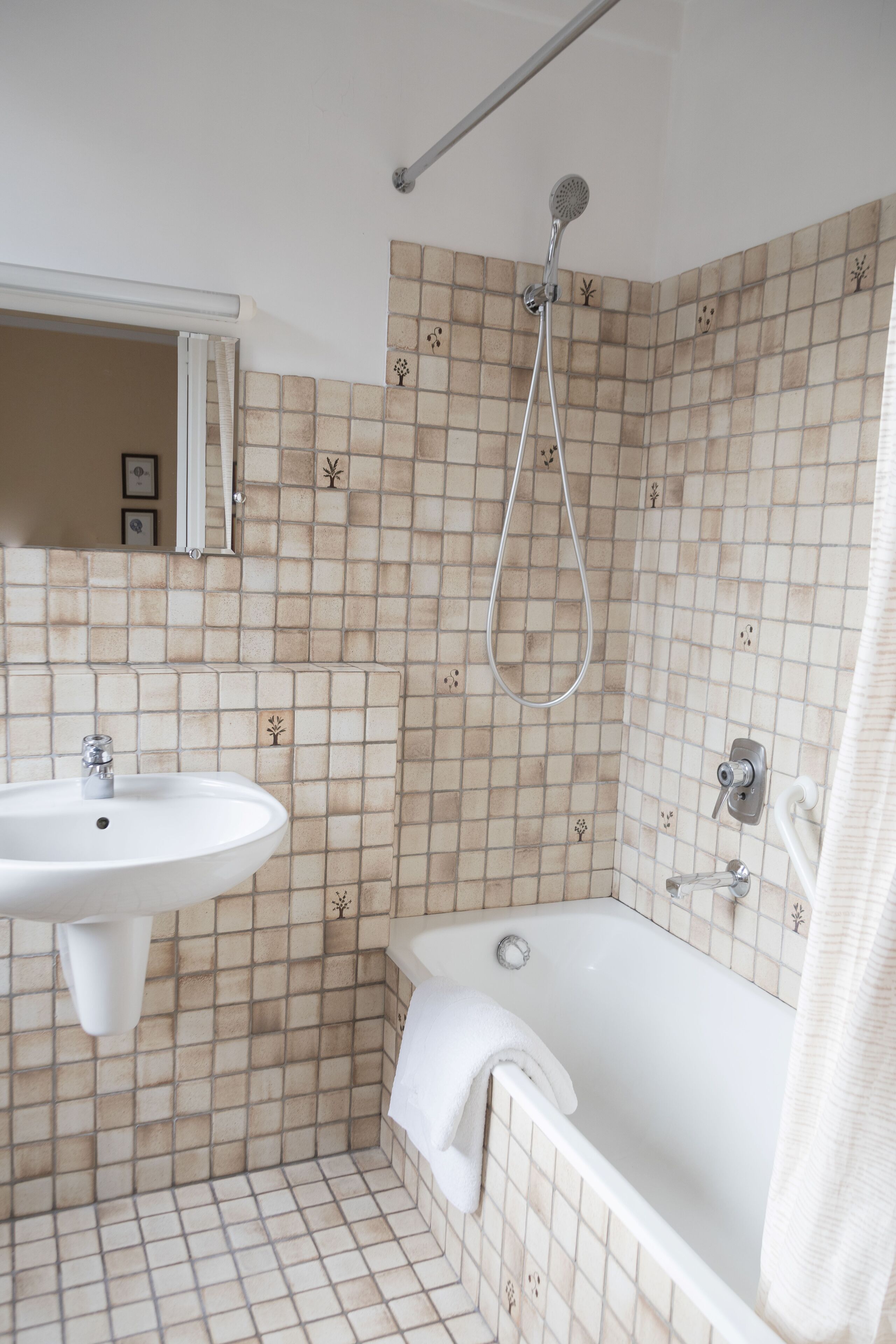 towels, soap, shampoo, toilet paper