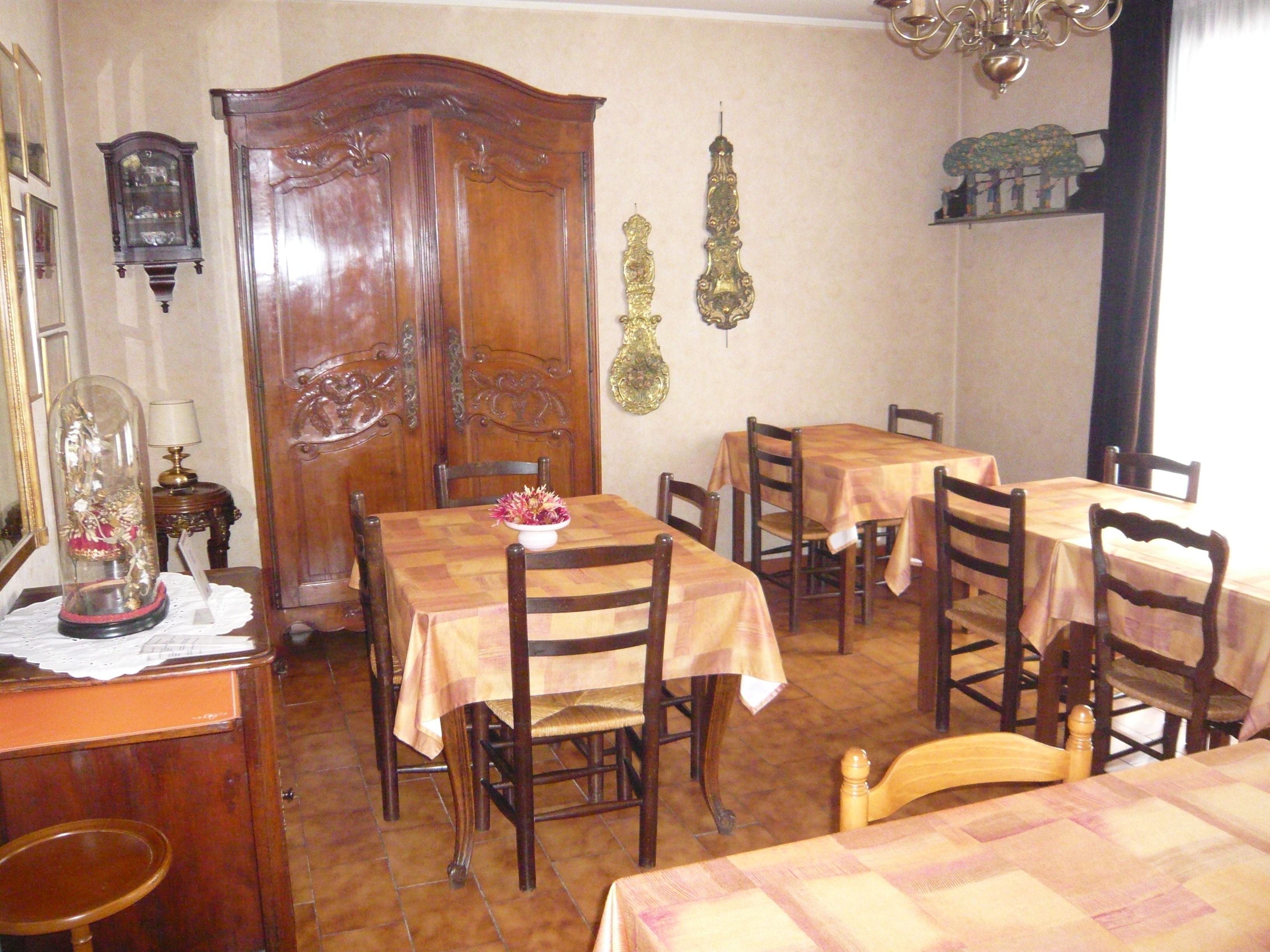 daily continental breakfast (eur 9 per person)