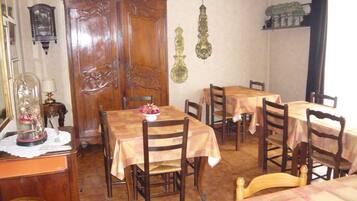 Daily continental breakfast (EUR 9 per person)