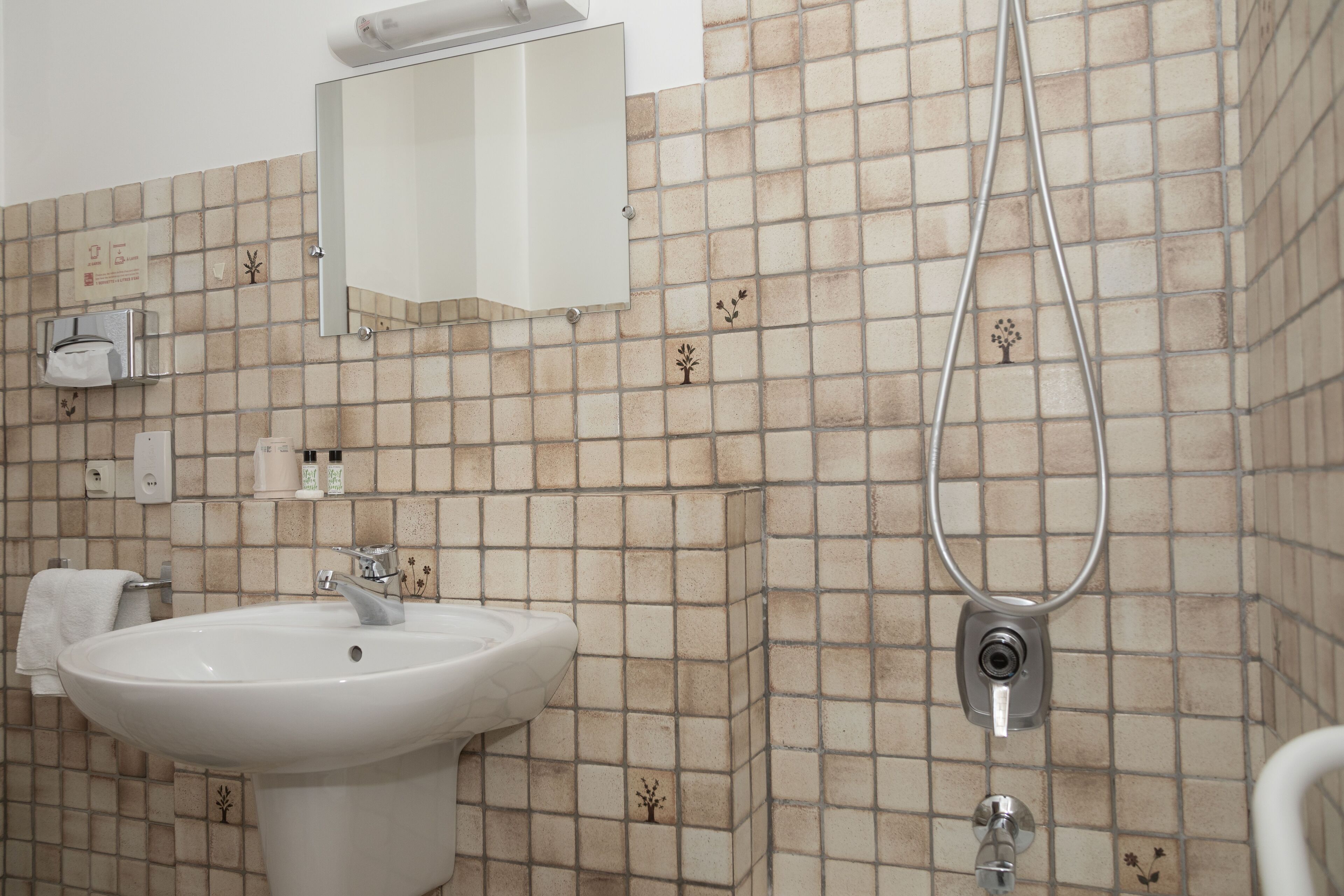 towels, soap, shampoo, toilet paper