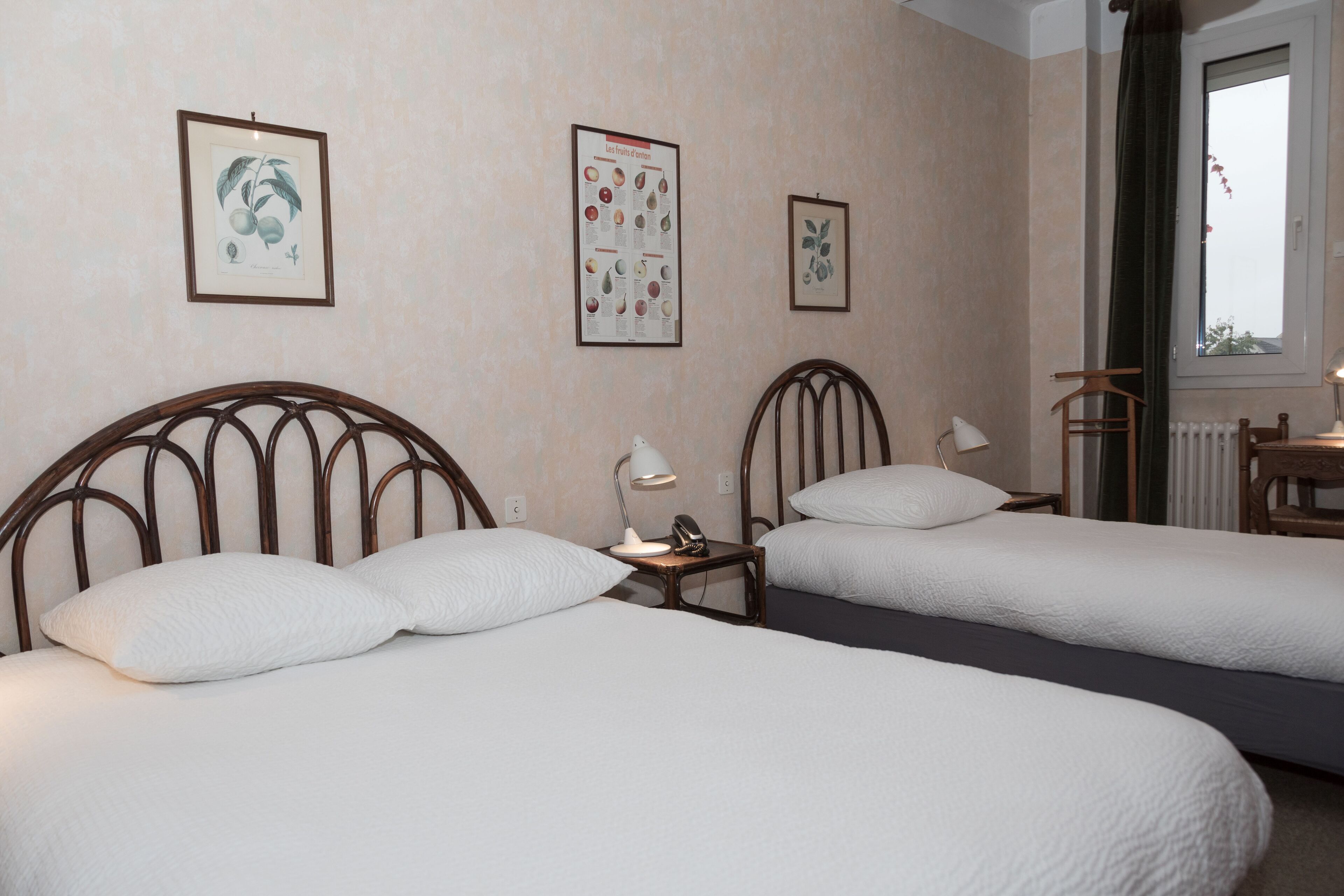 standard twin room | 1 bedroom, minibar, desk, iron/ironing board